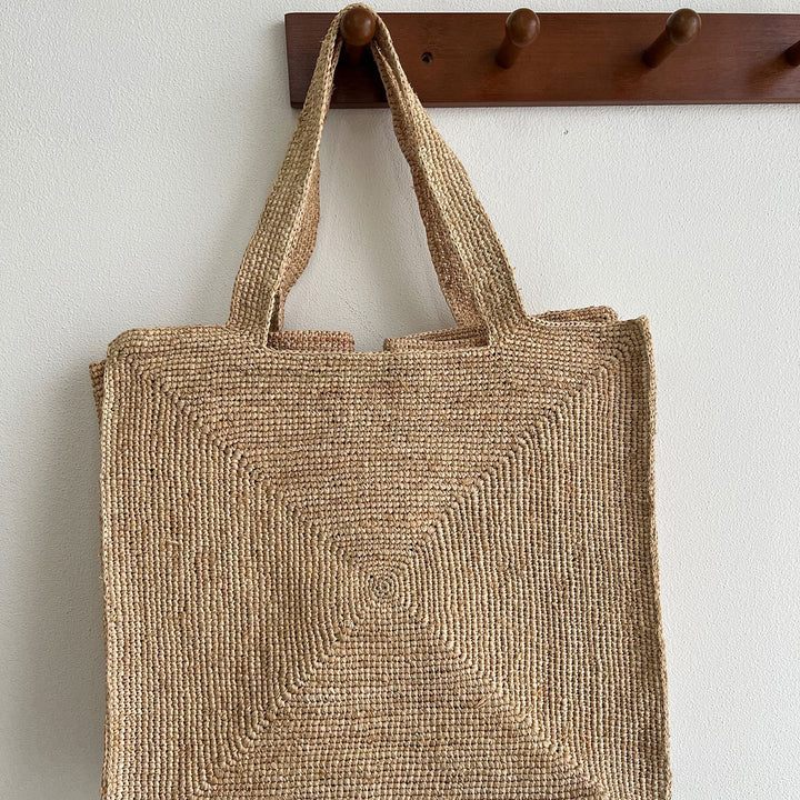 Handcrafted straw bag with stylish design Bowlift