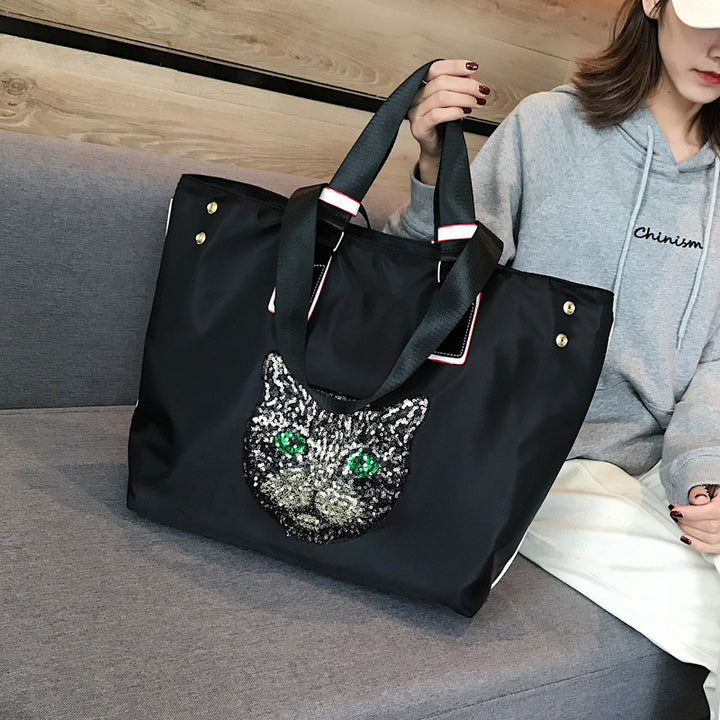 Stylish shoulder bag with unique cat motif Bowlift