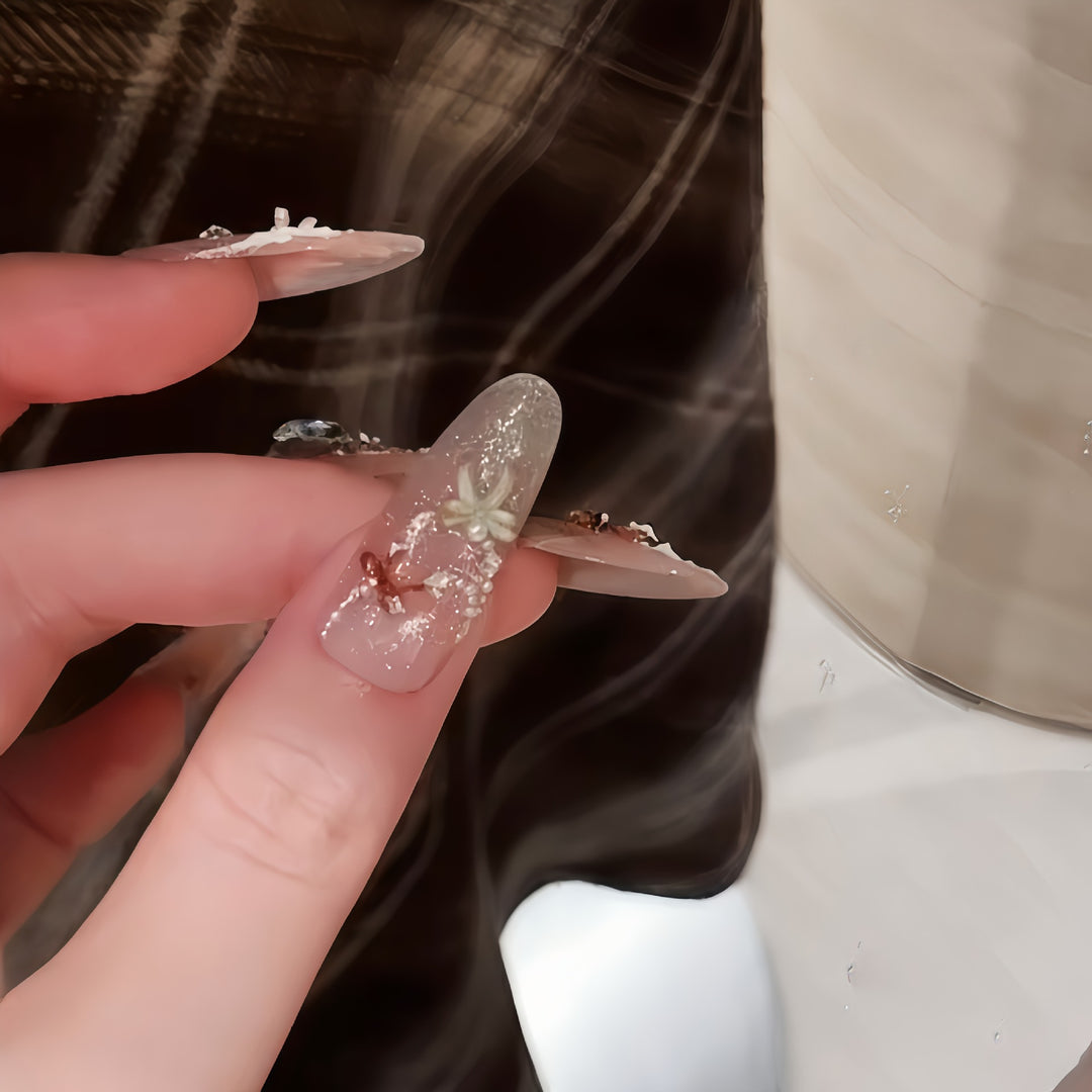 Artificial nail tips with elegant glitter details Bowlift
