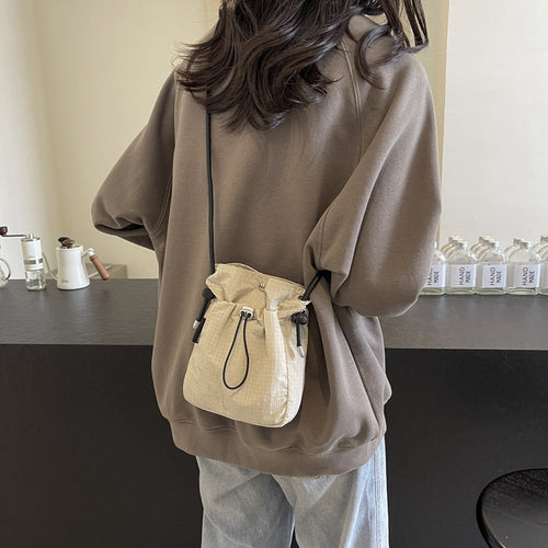 Practical shoulder bag with adjustable carrying system Bowlift