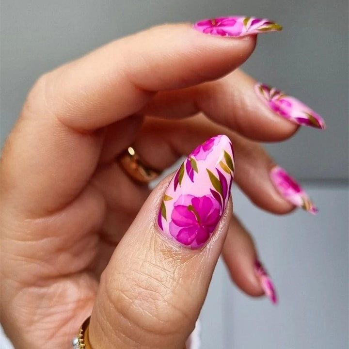 Artificial nails with exciting floral design Bowlift