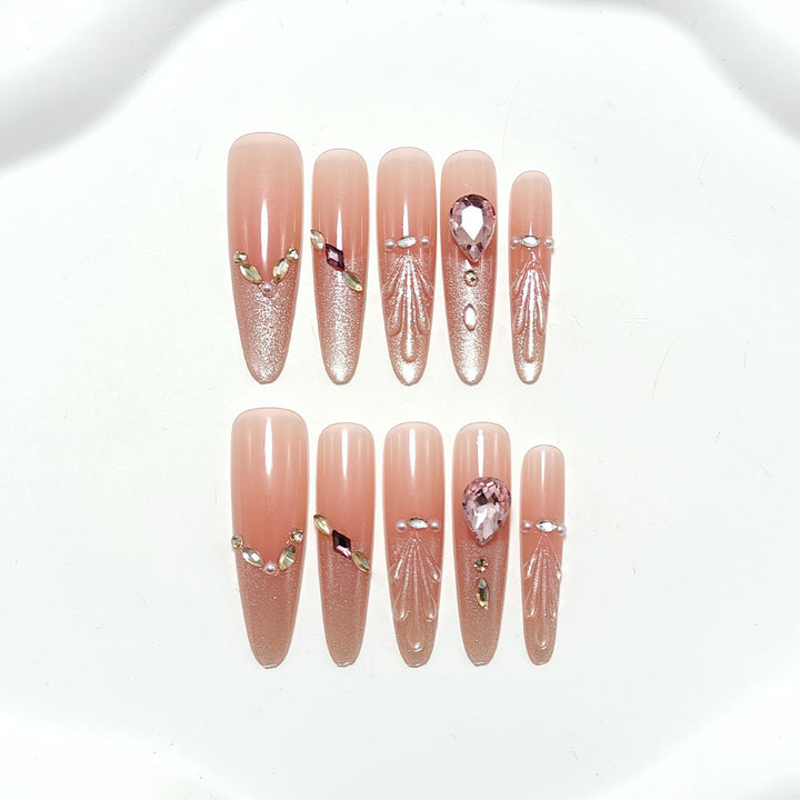 Elegantly designed artificial nails Bowlift