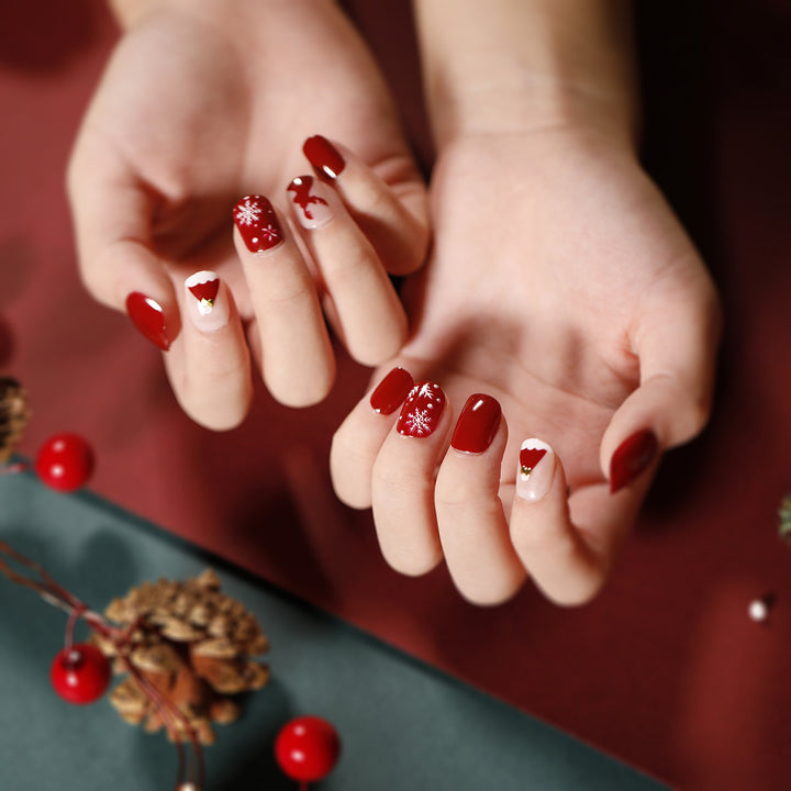 Elegant artificial nails with golden accents and floral design Bowlift
