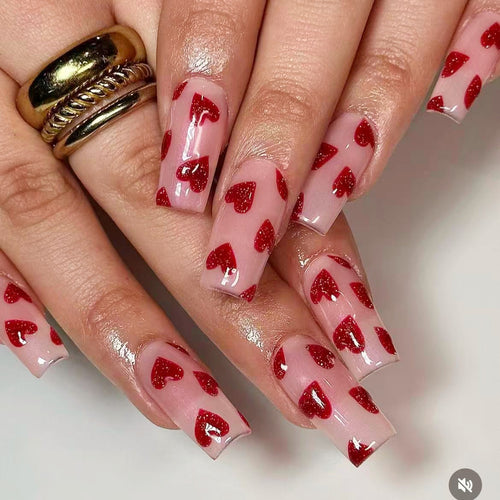 Artificial nail set with romantic heart motif and glitter Bowlift