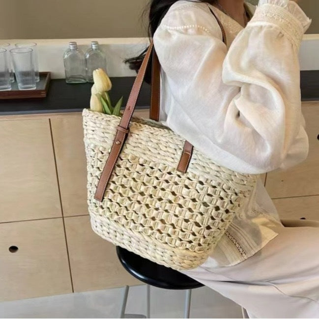 Handbag with Elegant Woven Design Bowlift