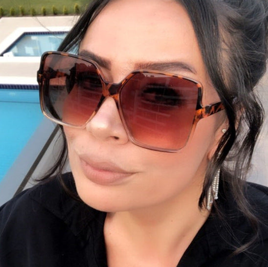 Women's oversized square sunglasses with elegant frame Bowlift