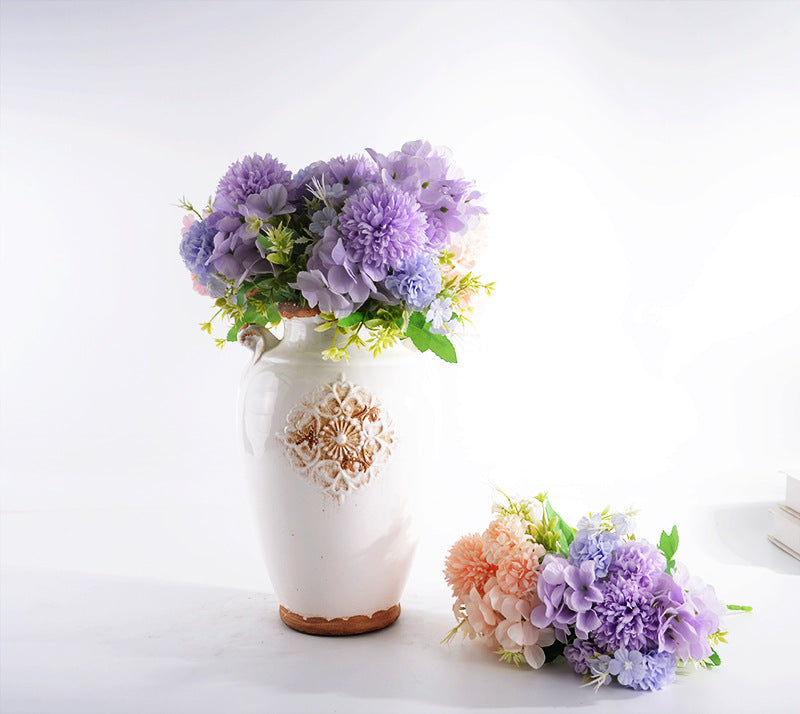 Elegant ceramic vase with decorative pattern Bowlift