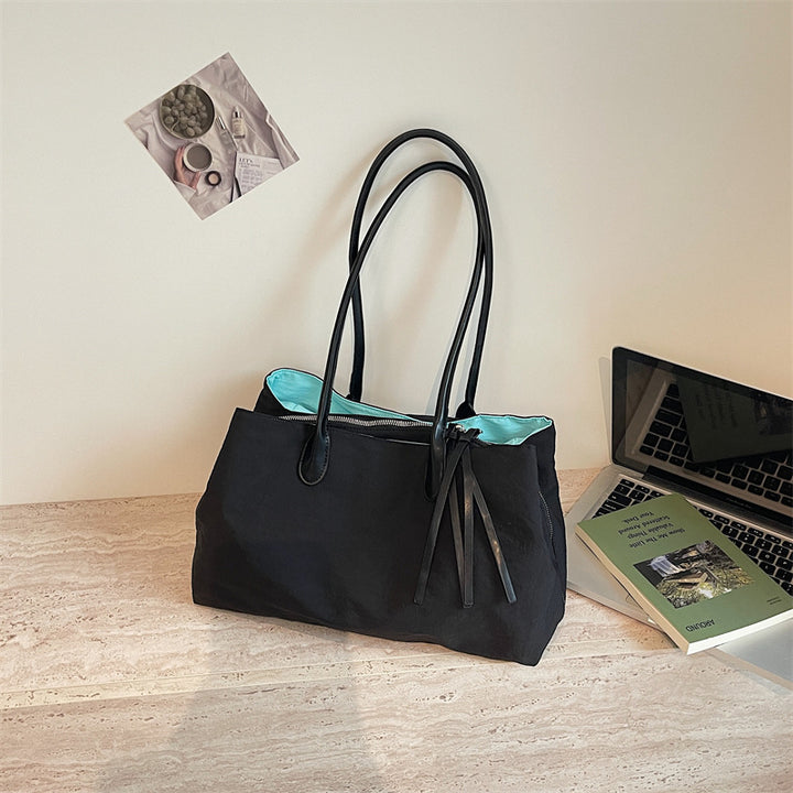 Elegant Tote Bag with Zipper and Practical Interior Pockets Bowlift