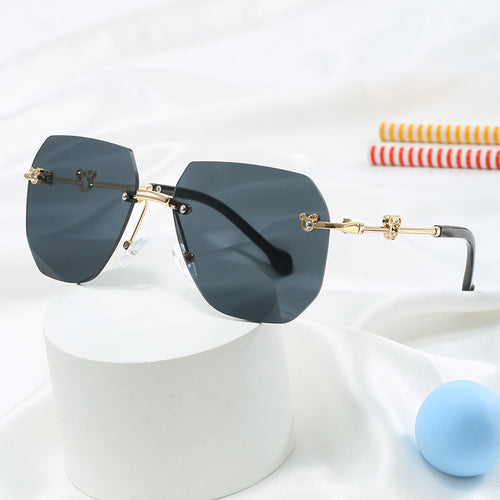 Ladies stylish oversized sunglasses with faceted frame Bowlift