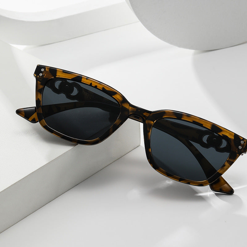 Women Elegant and fashionable sunglasses with decorative metal frame Bowlift