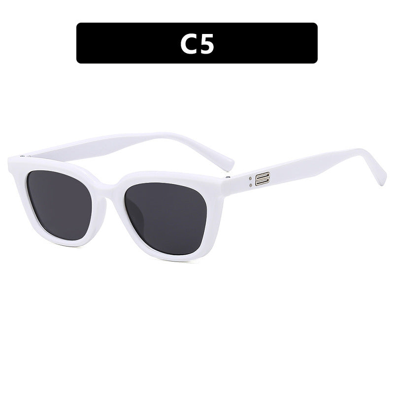 Ladies Cat-Eye Sunglasses with modern, slightly curved frame Bowlift