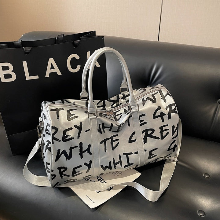 Sporty travel bag with innovative lettering Bowlift