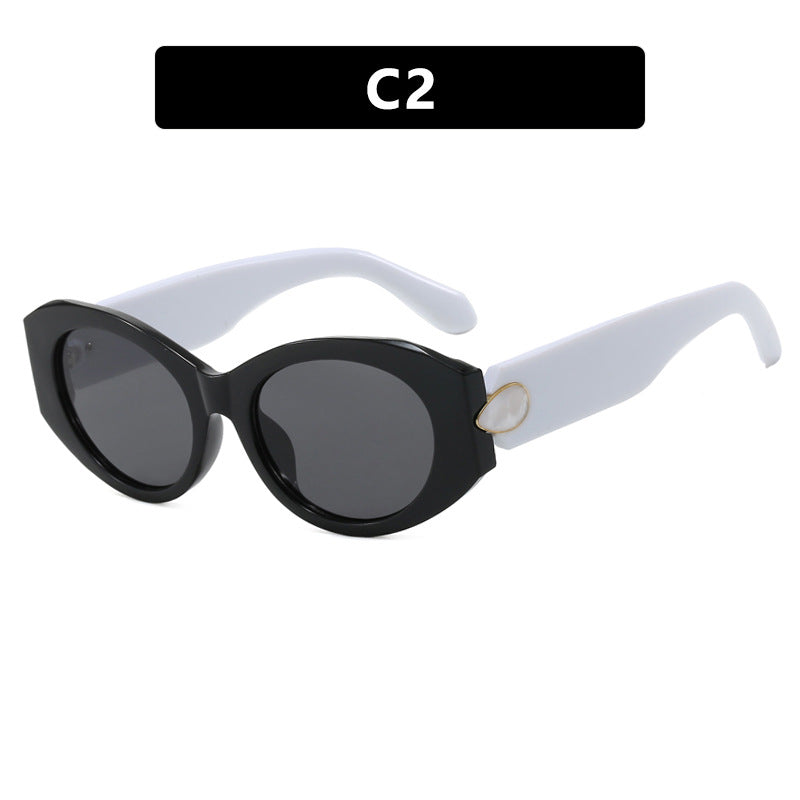 Women elegant sunglasses with stylish contours Bowlift
