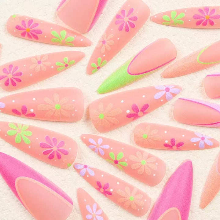 Artificial nail set with playful flower design and elegant high-gloss finish Bowlift