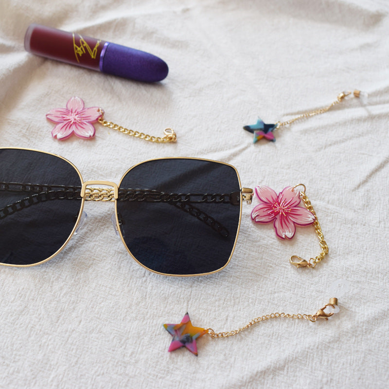 Star-Shaped Eyewear Chain Bowlift