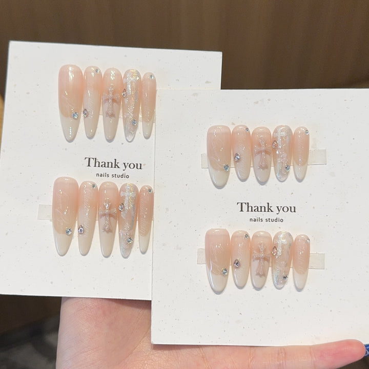 Artificial nail tips with elegant accents Bowlift