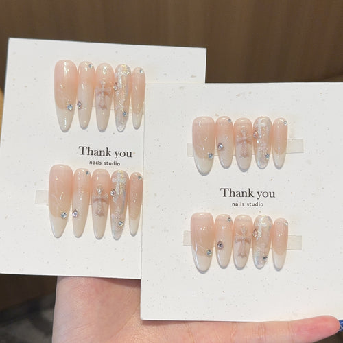 Artificial nail tips with elegant accents Bowlift