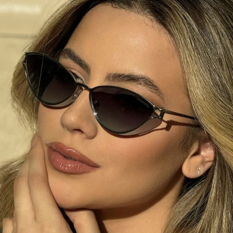 Women's Cat-Eye Sunglasses with Protective UV Filter and Elegant Metal Frame Bowlift
