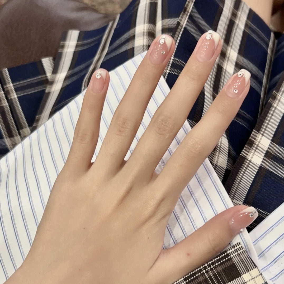 Elegant Decorated Artificial Nails Bowlift