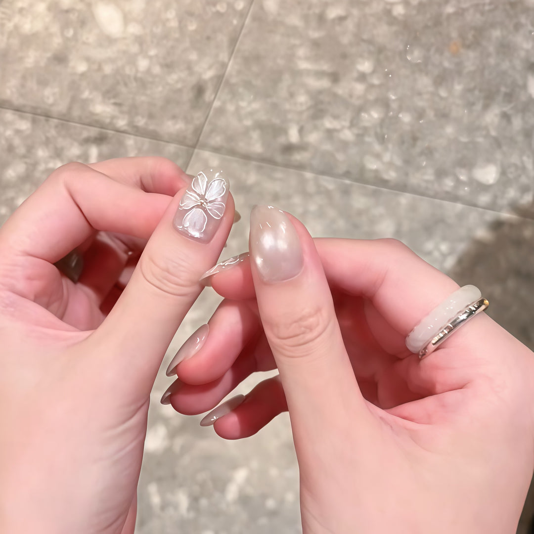 Artificial nails with delicate flower design Bowlift