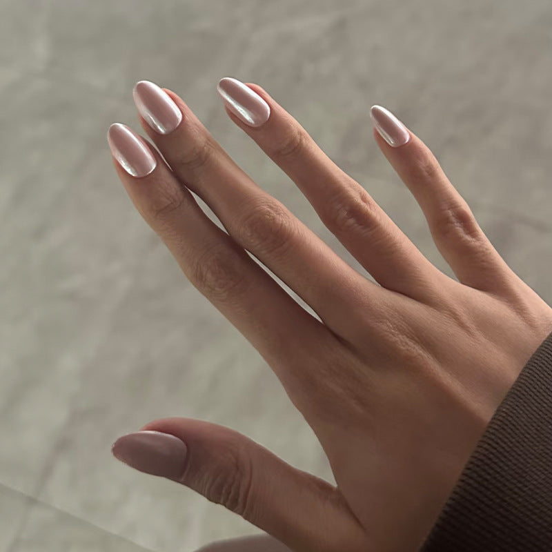 Luxe Almond-Shaped Nail Art Bowlift