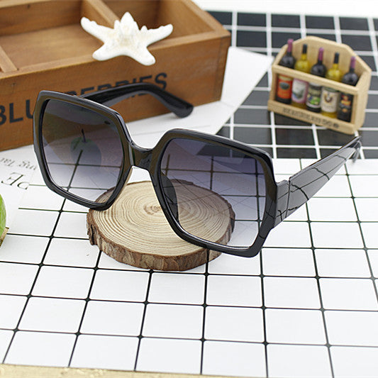Ladies extravagant square sunglasses with unique design Bowlift
