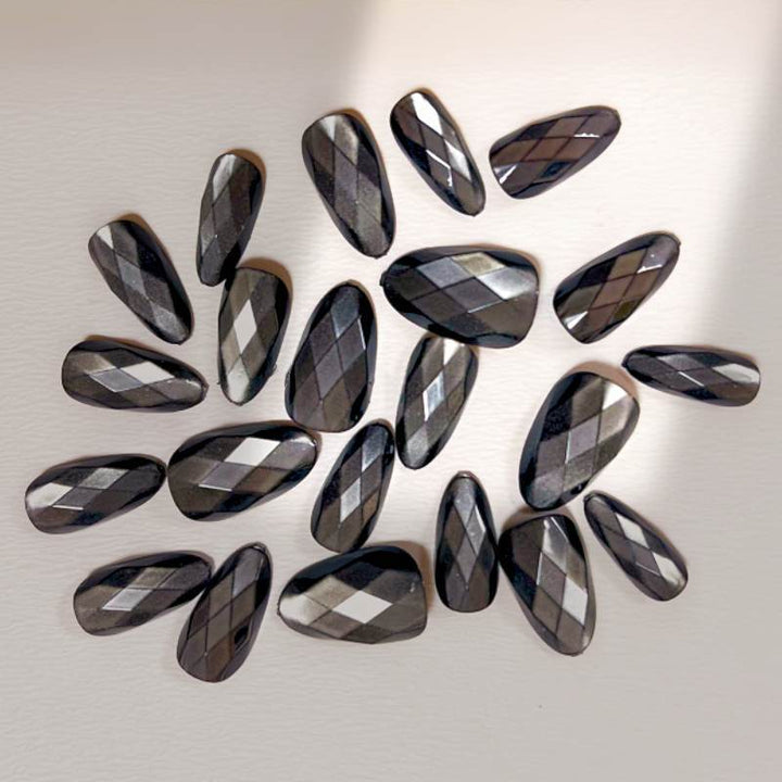 Artistic Diamond-Pattern Press-On Nails Bowlift
