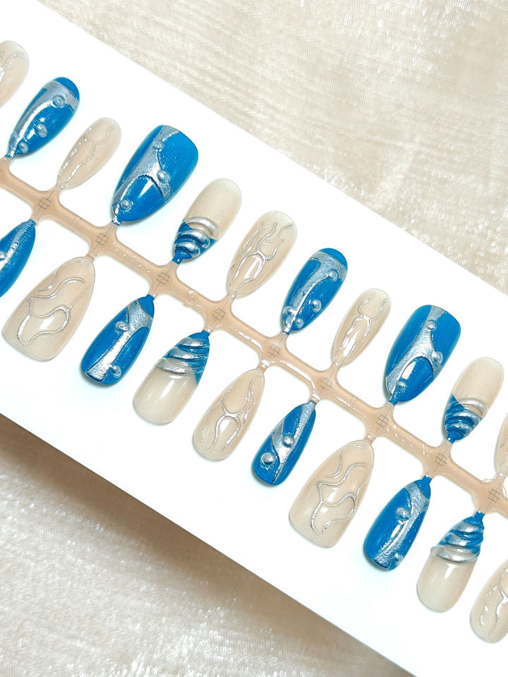 Artificial nails with creative shimmer design Bowlift