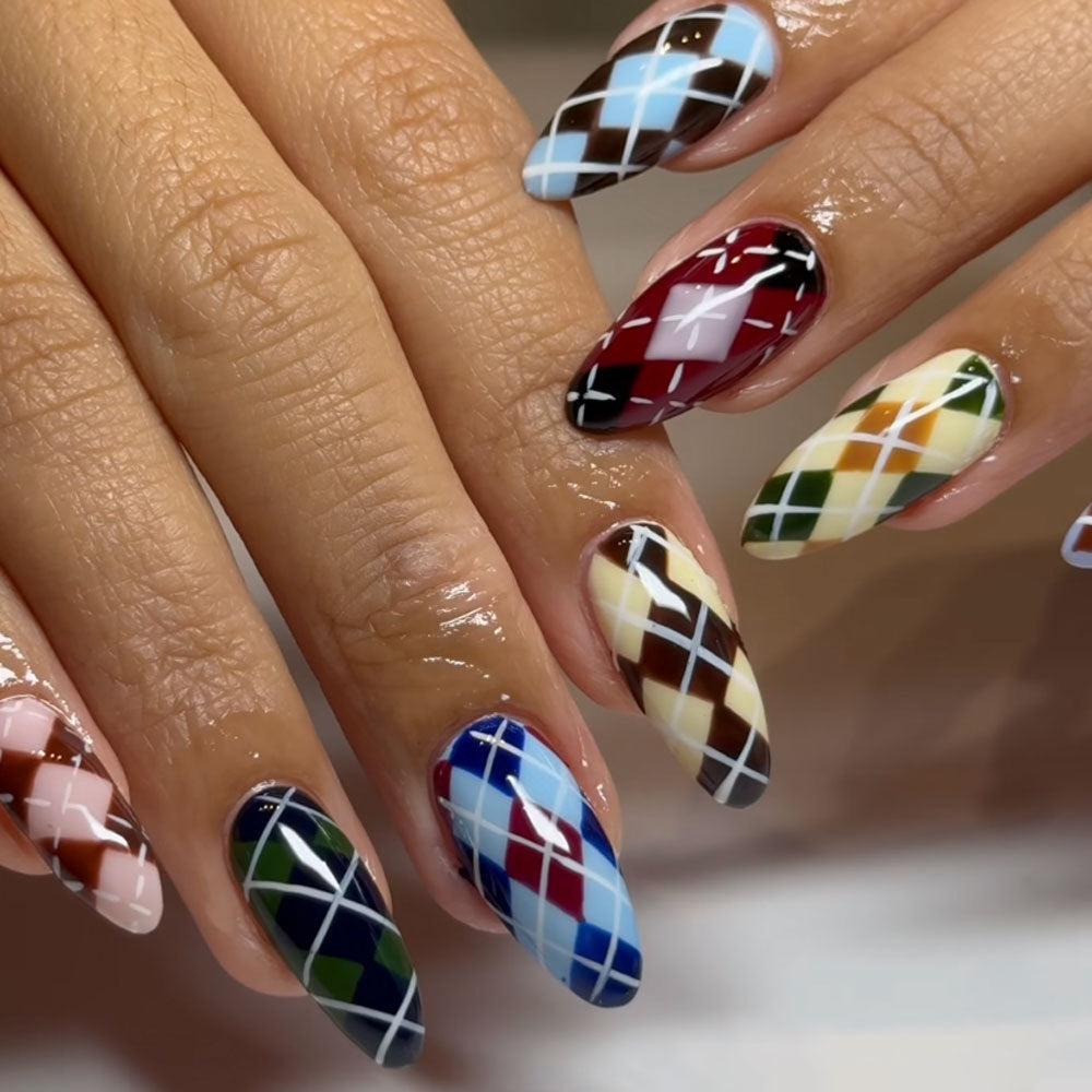 Artificial nails in elegant check pattern Bowlift