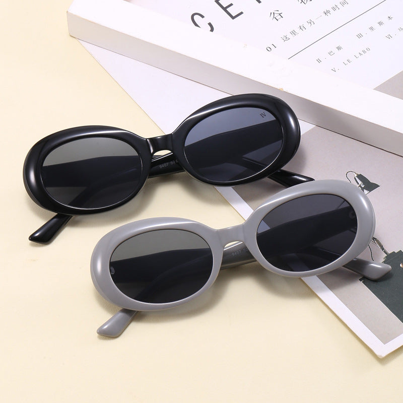 Women Retro-inspired Sunglasses with Wide Frame Bowlift