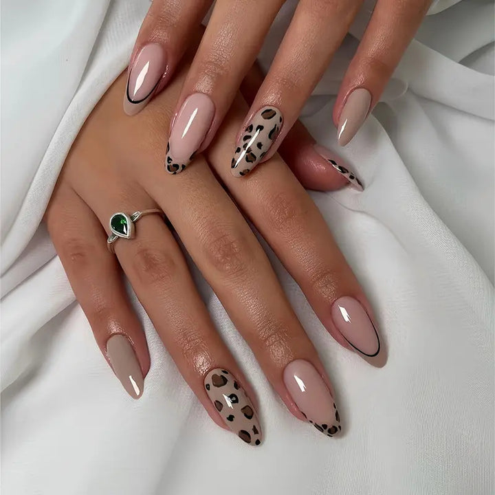 Nail set with stylish leopard pattern Bowlift