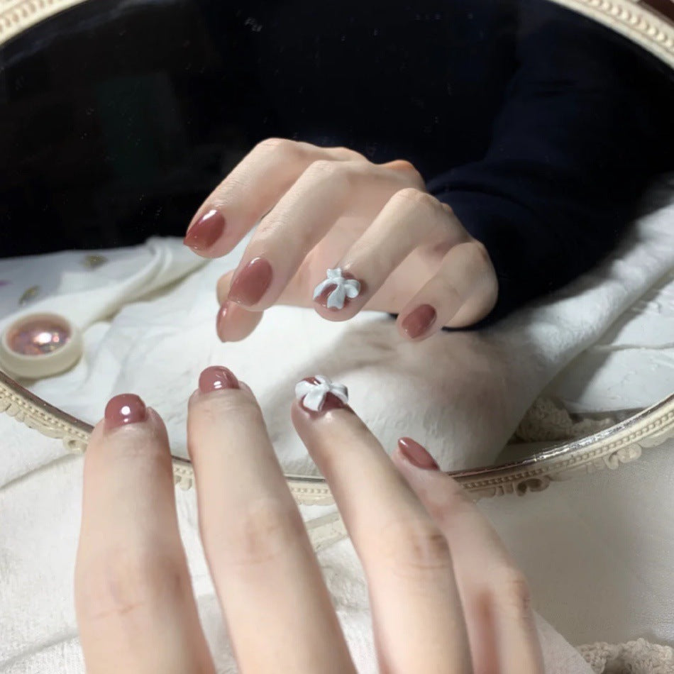 Elegant artificial nails with delicate flower accents Bowlift