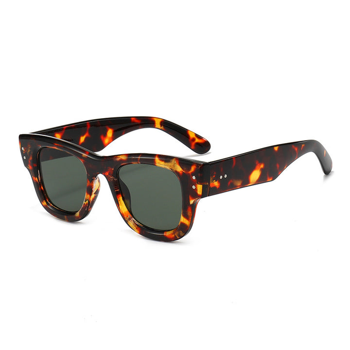 Retro-Influenced Bold Frame Sunglasses Bowlift
