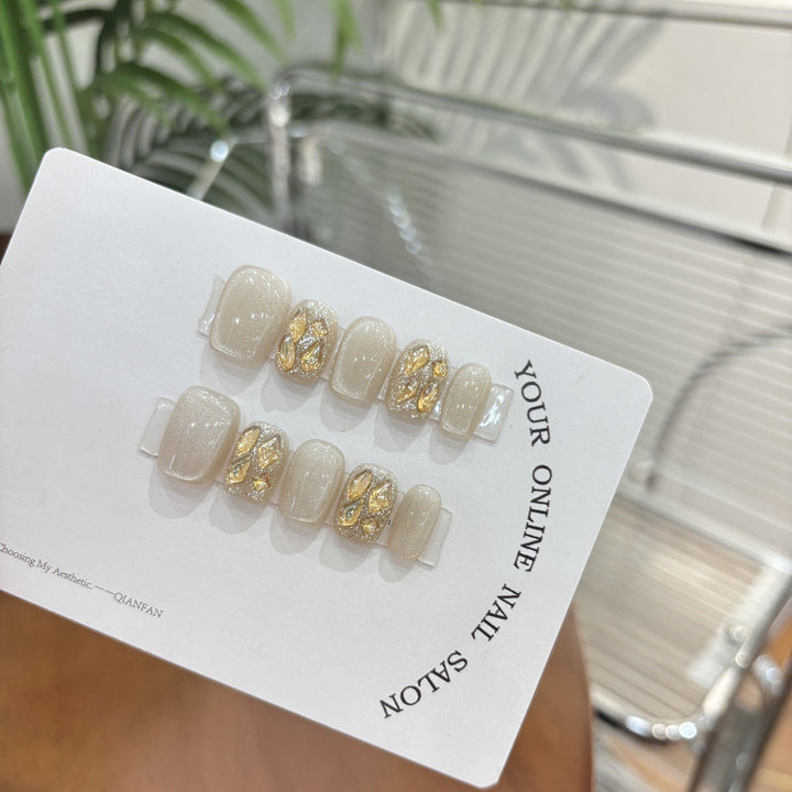 Artifical nail tips with glitter and rhinestones Bowlift