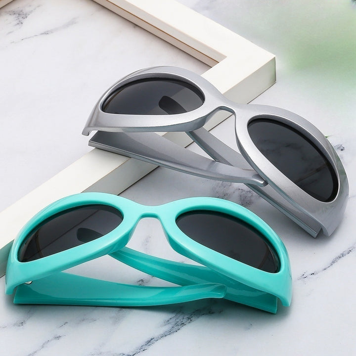 Women’s fashionable sunglasses with oval frame and modern finish Bowlift