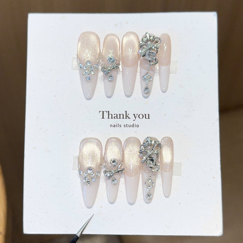 Elegant application of artificial nails Bowlift