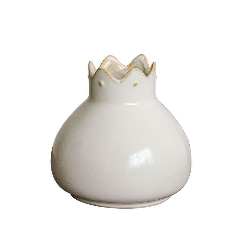 Elegant ceramic vase with wavy edge Bowlift