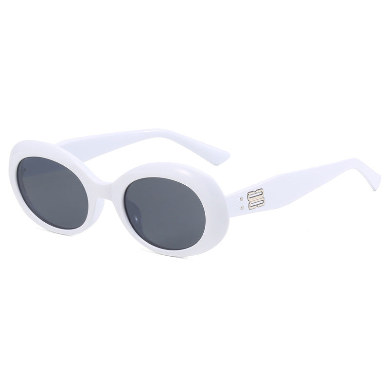 Women Retro-inspired Sunglasses with Wide Frame Bowlift