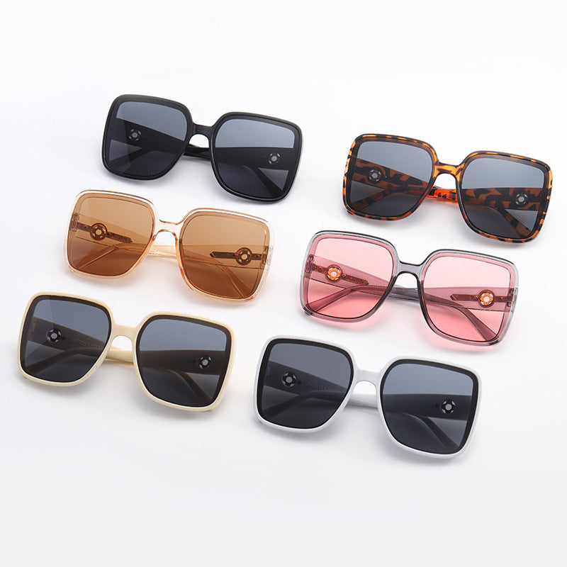 Women's fashionable square sunglasses with luxurious details Bowlift