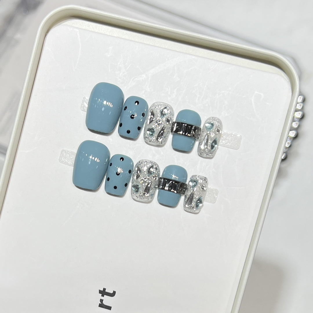 Decorative Press-On Nail Set with Glittery Accents Bowlift