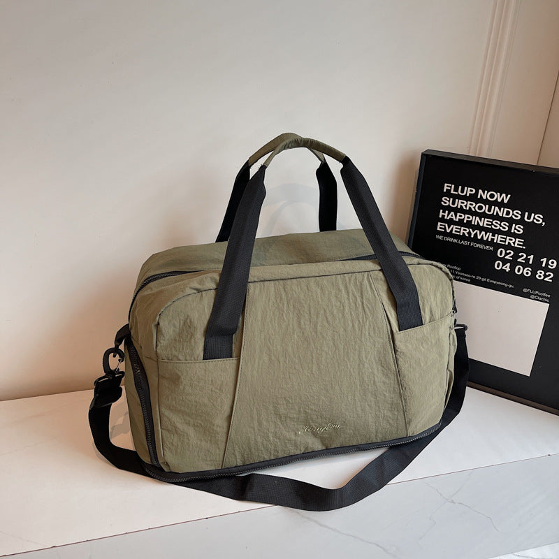 Sporty travel bag with innovative storage Bowlift