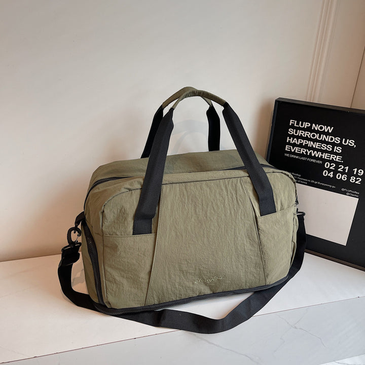 Sporty travel bag with innovative storage Bowlift