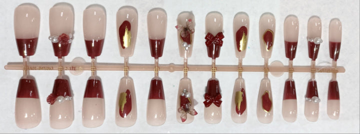 Glamorous nail art with pearls and glitter Bowlift