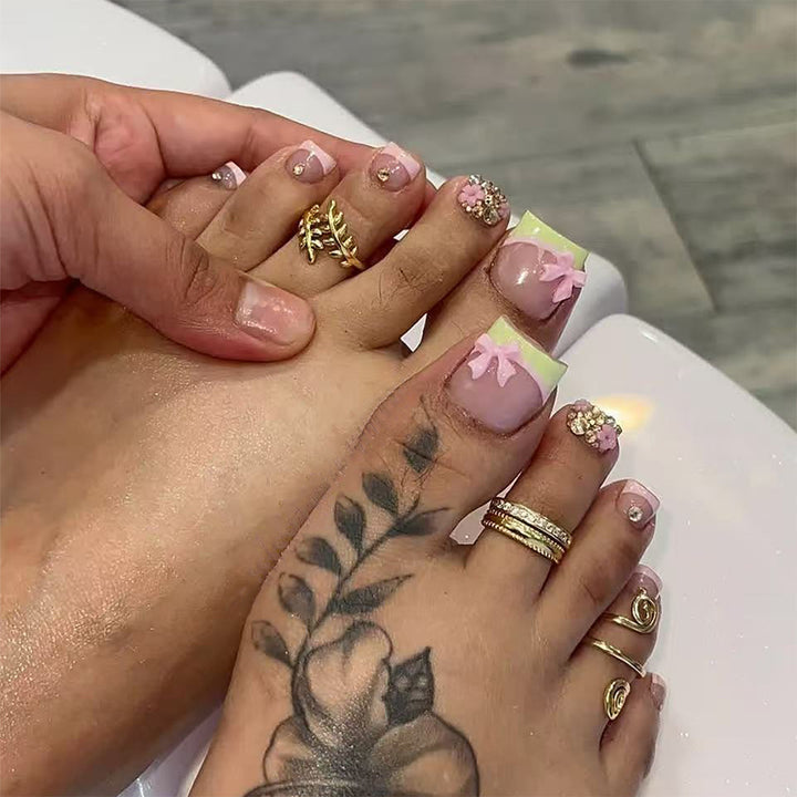 Artful toenails with elegant 3D decorations Bowlift