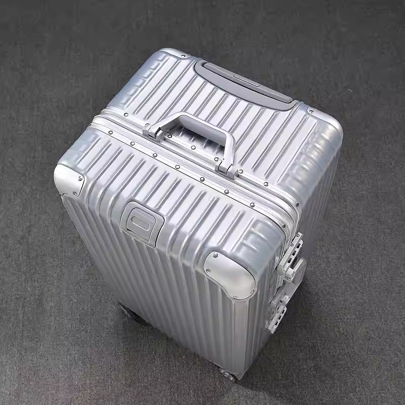Sturdy Hardshell Spinner Suitcase
