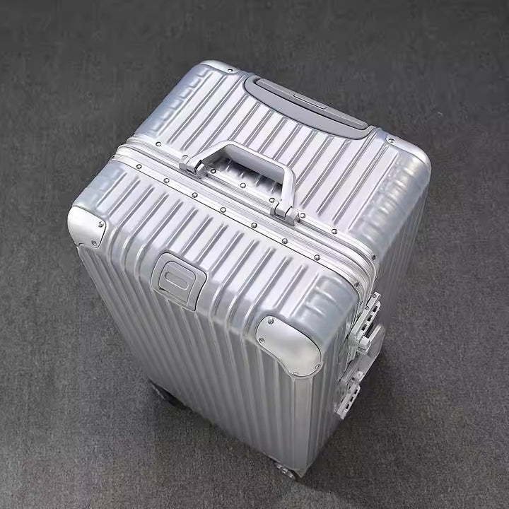 Sturdy Hardshell Spinner Suitcase
