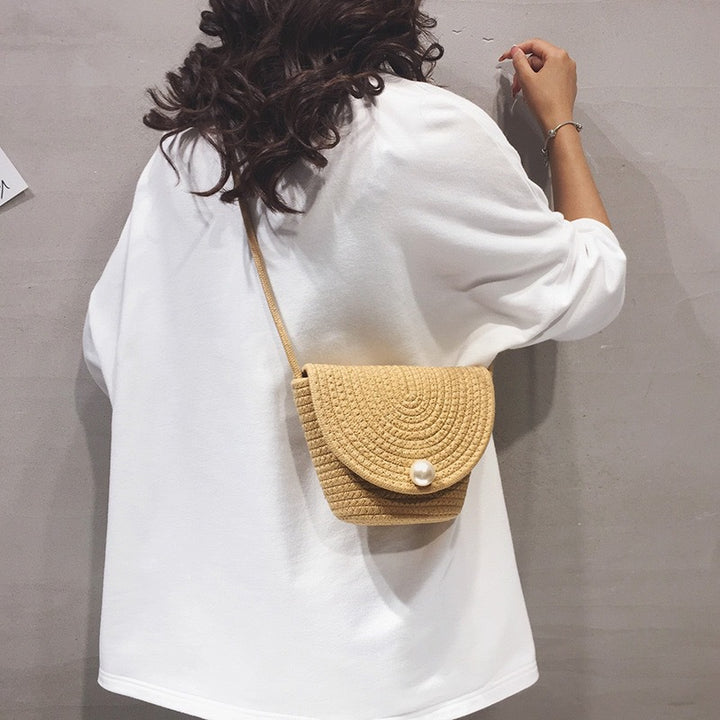 Ladies Stylish Clutch made of woven material Bowlift