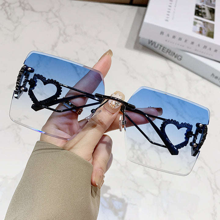 Women's fashionable sunglasses with trendy heart design Bowlift