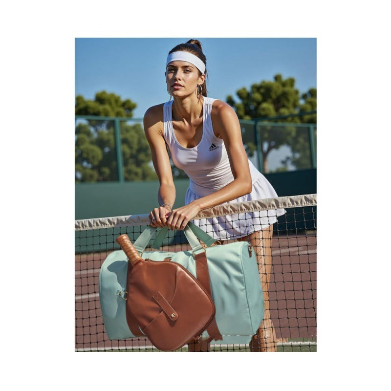 Elegant sports and travel bag with integrated accessory compartment Bowlift