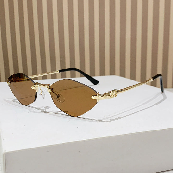 Women's Cat-Eye Sunglasses in Modern Elegance Style Bowlift